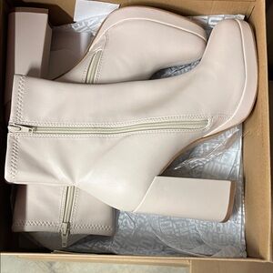 Steve Madden Elegant Cream Ankle Boots